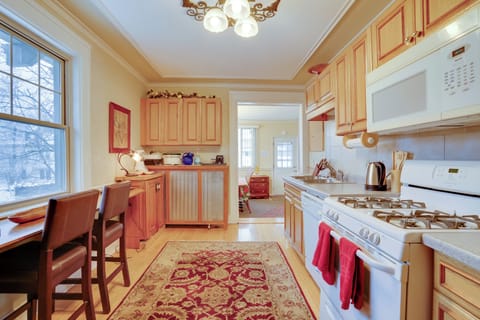 Kitchen | Coking Basics | Bar Seating