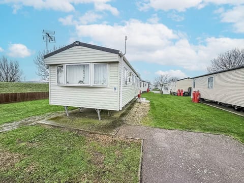 Located on the Martello side of the park this stunning caravan is perfectly located for days on the beach and exploring Martello Tower