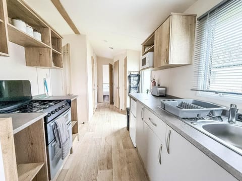 This bright kitchen hass all the untensils you will need to cook up a storm. Its the perfect place to brew a cuppa to enjoy whilst the sun rises outside.