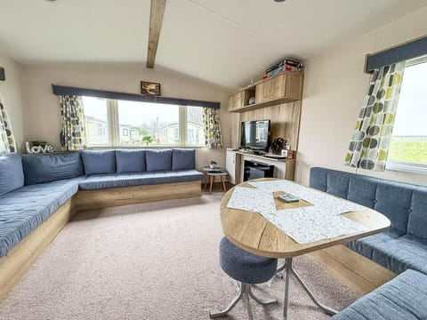 Just steps away from the sandy beach, you can spend days on the sand before coming back to a cosy night in in the caravan with the whole family.