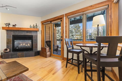 Living Room | Access to the Deck