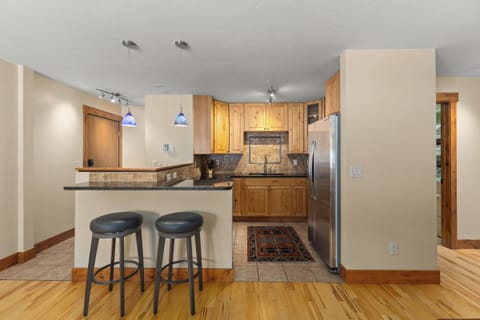 Kitchen | Breakfast Bar for 2