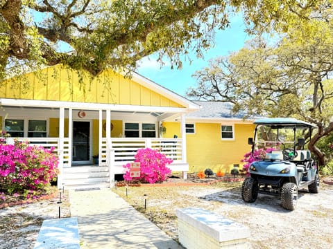 Sunny Daze 4 BR Coastal Home in Oak Island. Golf Cart Included.