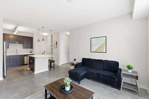 CozySuites | Spacious 2BR Monument Circle with parking