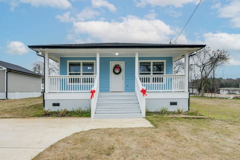 Americus Vacation Rental | 3BR | 2BA | 1,180 Sq Ft | 6 Steps to Enter