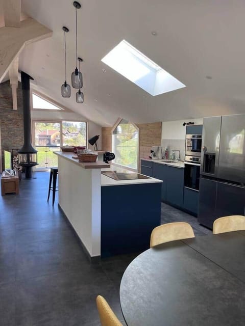 Cuisine neuve toute équipée, four, micro-onde, frigidaire américain, congélateur, Machines à café expresso et filtres, grille pain, Bouilloire électrique, plaques à induction, mixeur, robot, appareil à fondue, appareil à raclette, ustensiles cuisine 