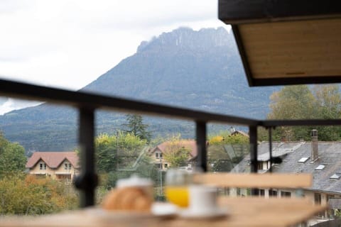 Vue montagnes, balcon, mobilier extérieur pour 2 personnes