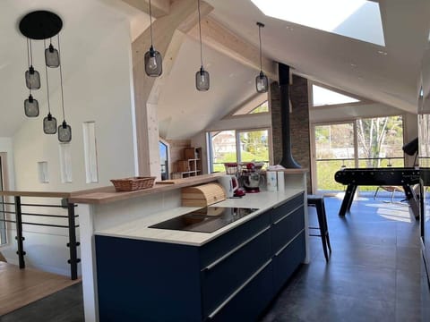 Cuisine neuve toute équipée, four, micro-onde, frigidaire américain, congélateur, Machines à café expresso et filtres, grille pain, Bouilloire électrique, plaques à induction, mixeur, robot, appareil à fondue, appareil à raclette, ustensiles cuisine 