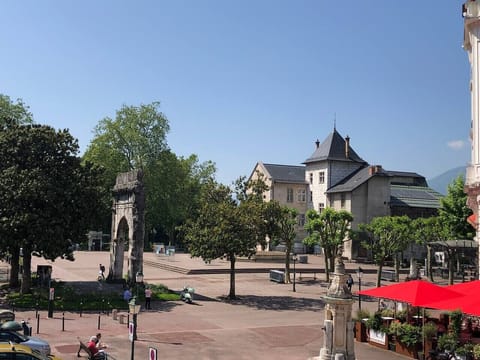 Vue depuis le salon sur la place des Thermes