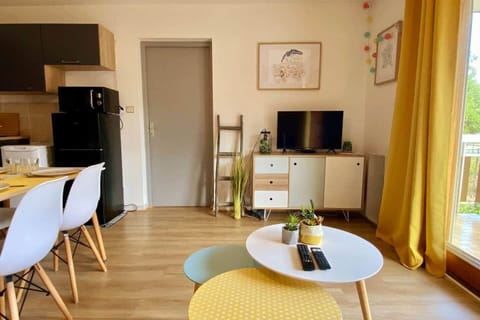 Coin TV et accès au balcon. 
Porte d'accès à la chambre