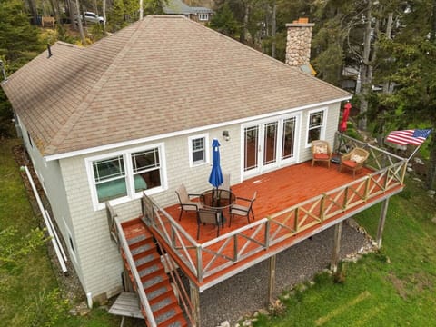Welcome to Wood Cottage - a comfortable waterfront Sea Maine home