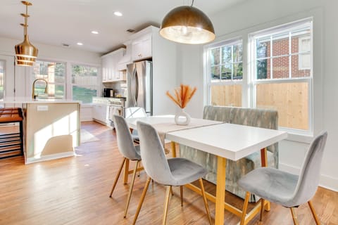 Dining Area | Dishware/Flatware Provided | 1st Floor