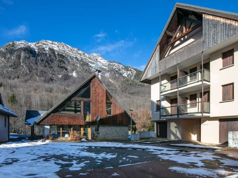 Nestled against the majestic mountains, Résidence La Perrière showcases stunning Savoyard architecture with its charming wooden façade and alpine allure.