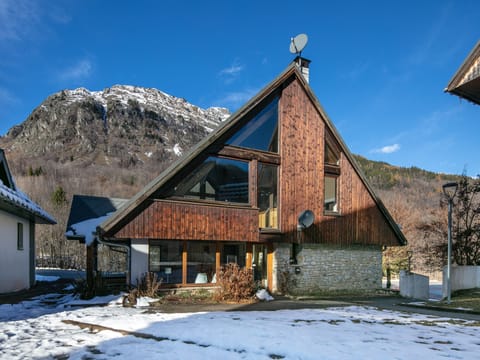 The inviting design of this Savoyard chalet harmonizes beautifully with the surrounding snow-capped peaks, making it an ideal retreat for families.