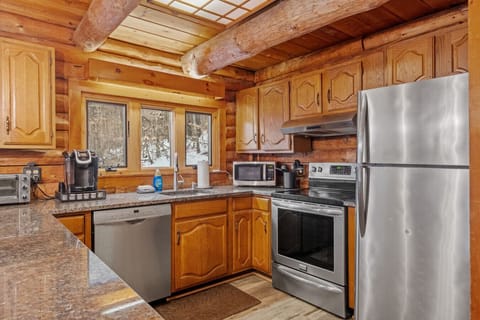 A bright, fully equipped kitchen for easy meals at home