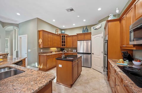 Fully Equipped Kitchen with Island and Bar