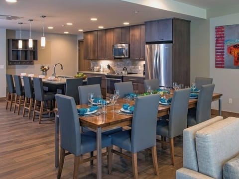 Peak 8 Resort Suite Dinning and kitchen