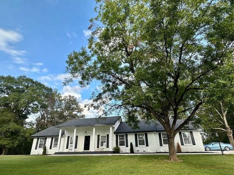 Welcome to your home away from home at our gorgeous country estate! Relax in peace and enjoy nature!