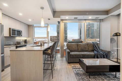 Everything you need is within walking distance:
- Independent cafés and bakeries for morning coffee
- Downtown grocery options and convenience stores
- Edmonton Downtown Farmers Market nearby for local food and treats