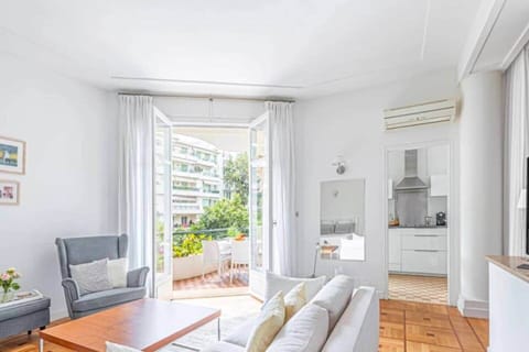Living Room with access to the balcony with lateral sea view