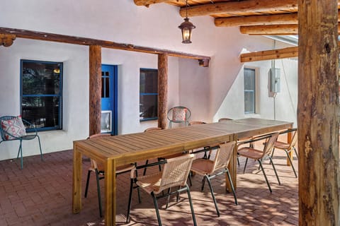 Al fresco dining for 8-10