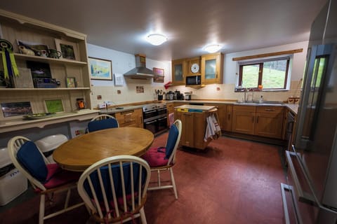 Everything is here that a good kitchen needs in equipment and appliances.