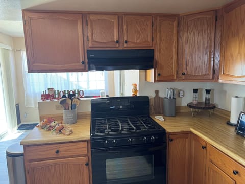 Kitchen area (Stove & oven available)