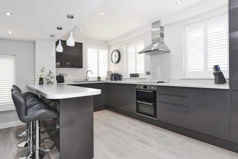 kitchen and Breakfast bar HD