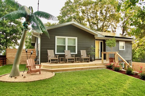 Private retreat with million-dollar views, 2 min from Branson Landing & Strip. 🚭