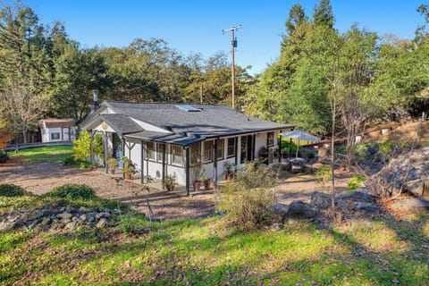 Private one-acre retreat with gas BBQ patio and sun loungers—your wine country escape minutes from Healdsburg's best tasting rooms
