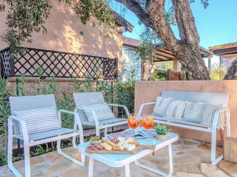 Water, Body Of Water, Coast, Coastal And Oceanic Landforms, Sea, Residential Area, Landscape, Ocean, Headland