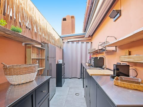 Water, Body Of Water, Coast, Coastal And Oceanic Landforms, Sea, Residential Area, Landscape, Ocean, Headland