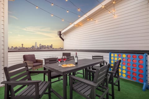 Take in stunning, unobstructed views of Dallas from your private rooftop oasis. 