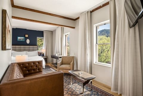 Stretch out on the sofa and savor panoramic valley views.