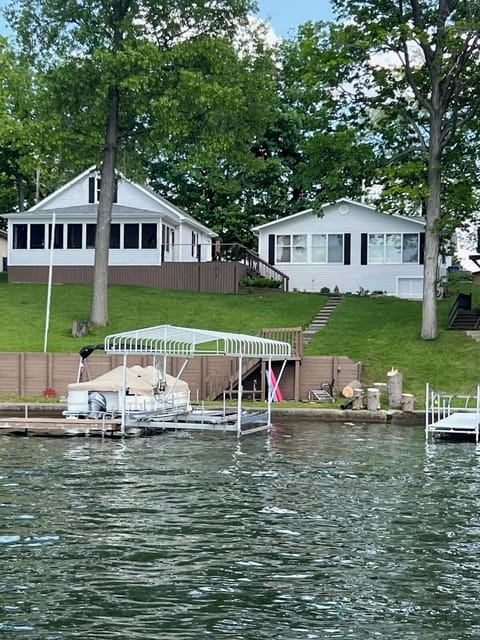Lift is not a part of the rent. Owner shared dock. 