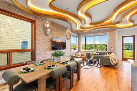 Soak in the mountain scenery while sharing meals around the dining table!