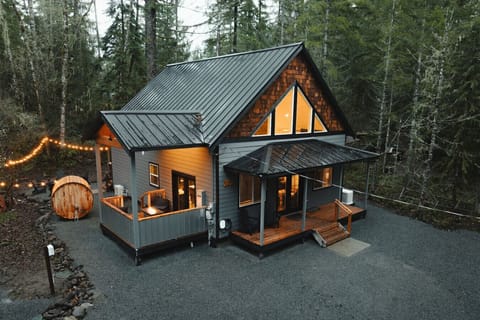 Welcome to Alpenwolf! - a brand-new relaxing retreat close to Mt Rainier National Park!