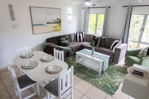 Living Room\
Dining Area