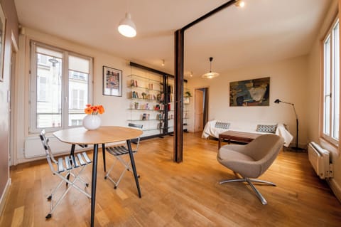 Apt EIFFEL - Living/dining room light comes through windows from both sides