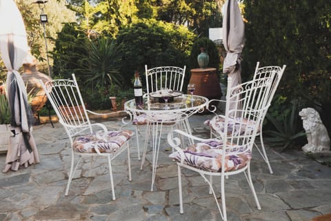 Vew of the garden area, ideal for outdoor relaxation.