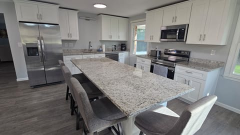 Kitchen Island with 4 swivel chairs