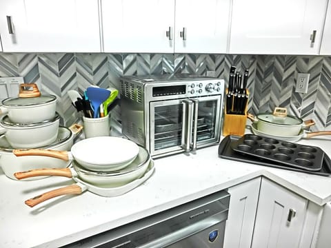 Fully Stocked Kitchen with Cookware & Appliances