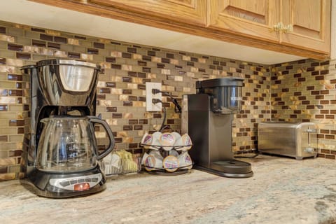 Start your mornings at the complimentary coffee station, featuring both a traditional drip maker and a pod-based system with a variety of blends. A toaster is also provided to round out your breakfast preparations in the heart of the forest.