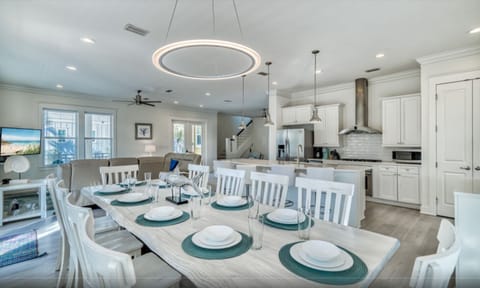 Dining Room table featuring 10 seats (4 additional stools at kitchen Island)