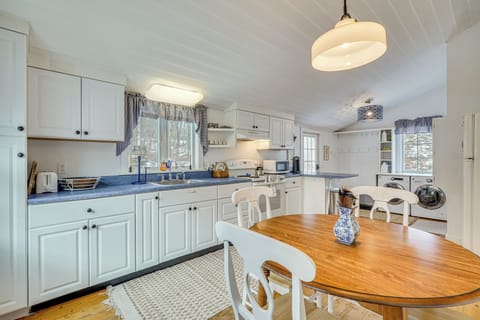 Kitchen & Dining Area | Central Heat | Free WiFi