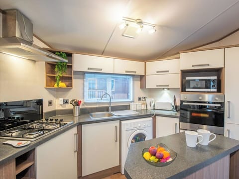 Kitchen, Countertop, Interior Design, Major Appliance, Kitchen Appliance, Kitchen Stove, Furniture, Flooring, Cabinetry, Gas Stove