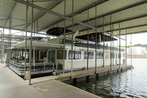 76 x 16 Houseboat with plenty of space to relax!