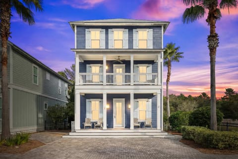 Exterior view: Front home