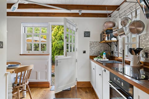 Outdoor access from kitchen with adjoining dining area - Beryas Cottage