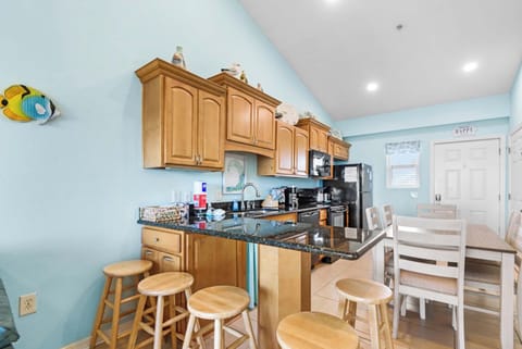 Eat-in kitchen bar seating